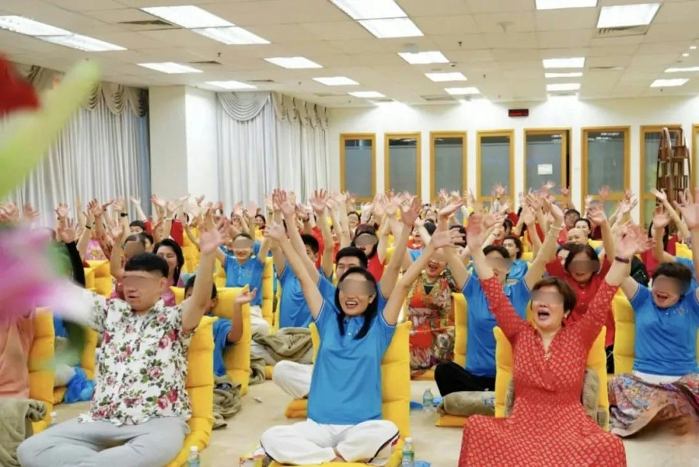 拍大腿连结宇宙能量?东北“通灵教母”神棍诓建灵魂庙骗局曝光(组图) - 2