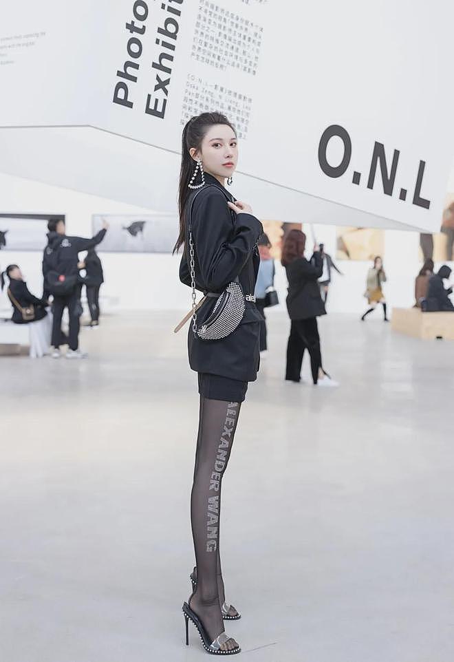 【美女】她是美女模特，也是足球宝贝，身材性感火辣，网友直呼吃不消（组图） - 13