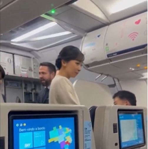 日本最美公主出国坐经济舱被偷拍，“睡颜照”全网疯传！网友心疼：花税金让她坐头等舱（组图） - 5