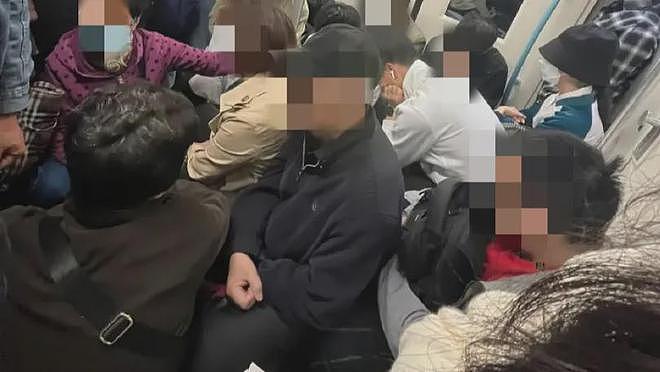 上海地铁宣布集中整治“板凳族”，有上班族称实在吃不消（组图） - 2