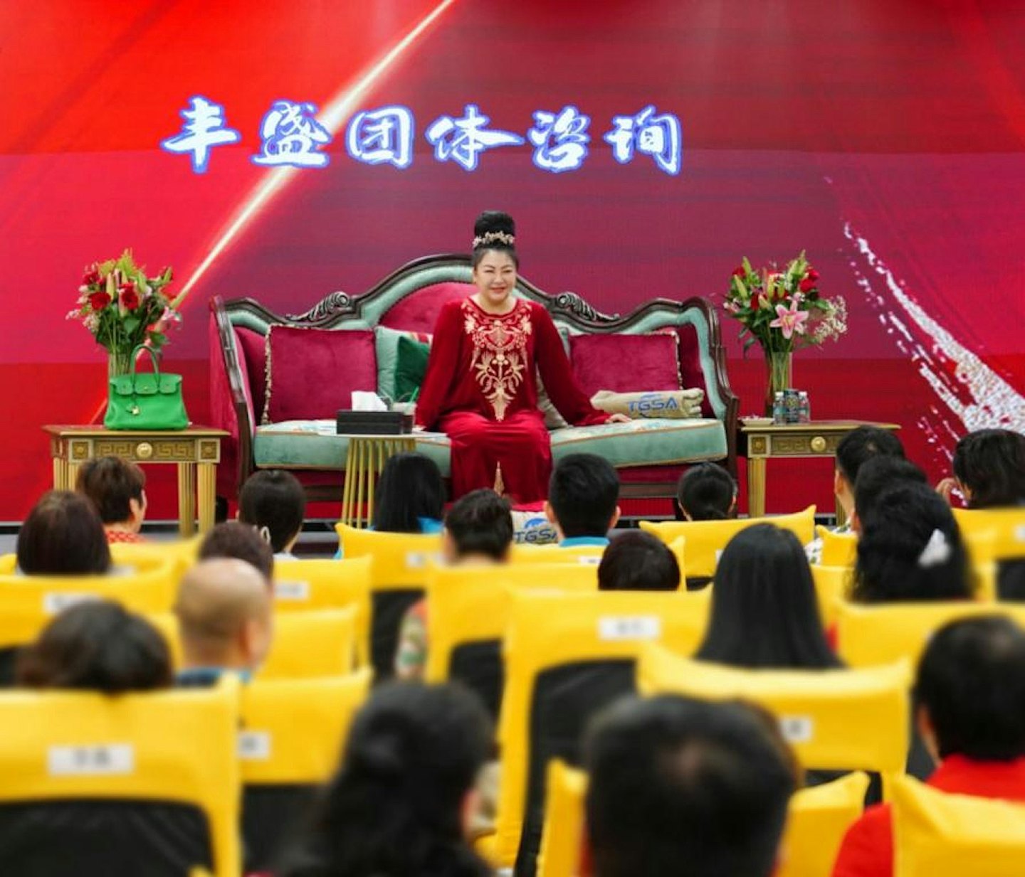 拍大腿连结宇宙能量?东北“通灵教母”神棍诓建灵魂庙骗局曝光(组图) - 3