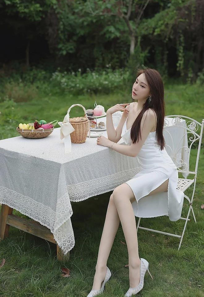 【美女】她是美女模特，也是足球宝贝，身材性感火辣，网友直呼吃不消（组图） - 4