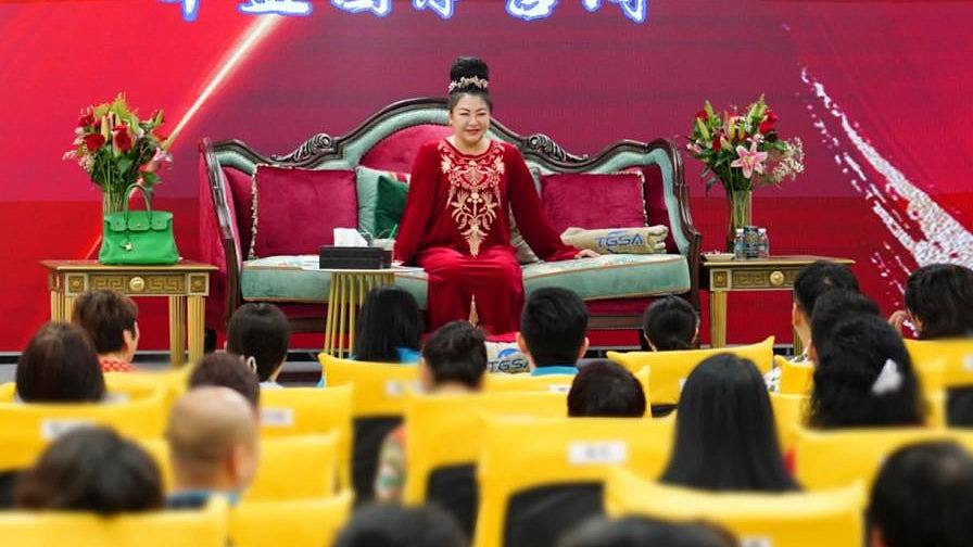 拍大腿连结宇宙能量?东北“通灵教母”神棍诓建灵魂庙骗局曝光(组图) - 1