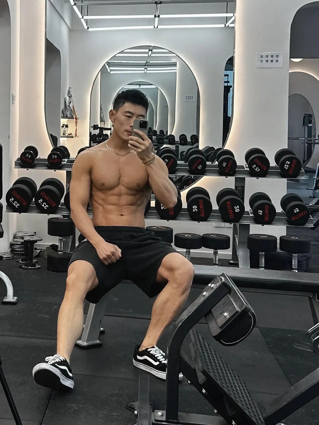 【帅哥】优质健身教练，轻熟黑皮肌肉小叔，身材一级棒的健体运动员（组图） - 10