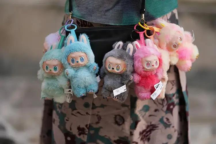 搞怪、叛逆、怪得可爱！Labubu真成顶流了，这个丑东西到底在红什么？（组图） - 7