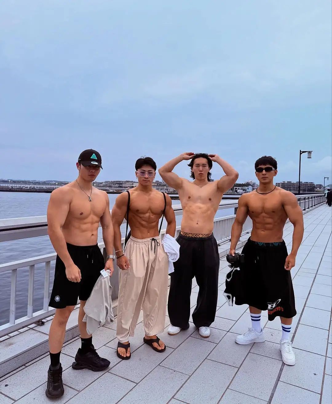 【帅哥】23岁日本健身网红，黝黑肩膀胸肌，这大胸肌泡水时能撩到人心里（组图） - 13