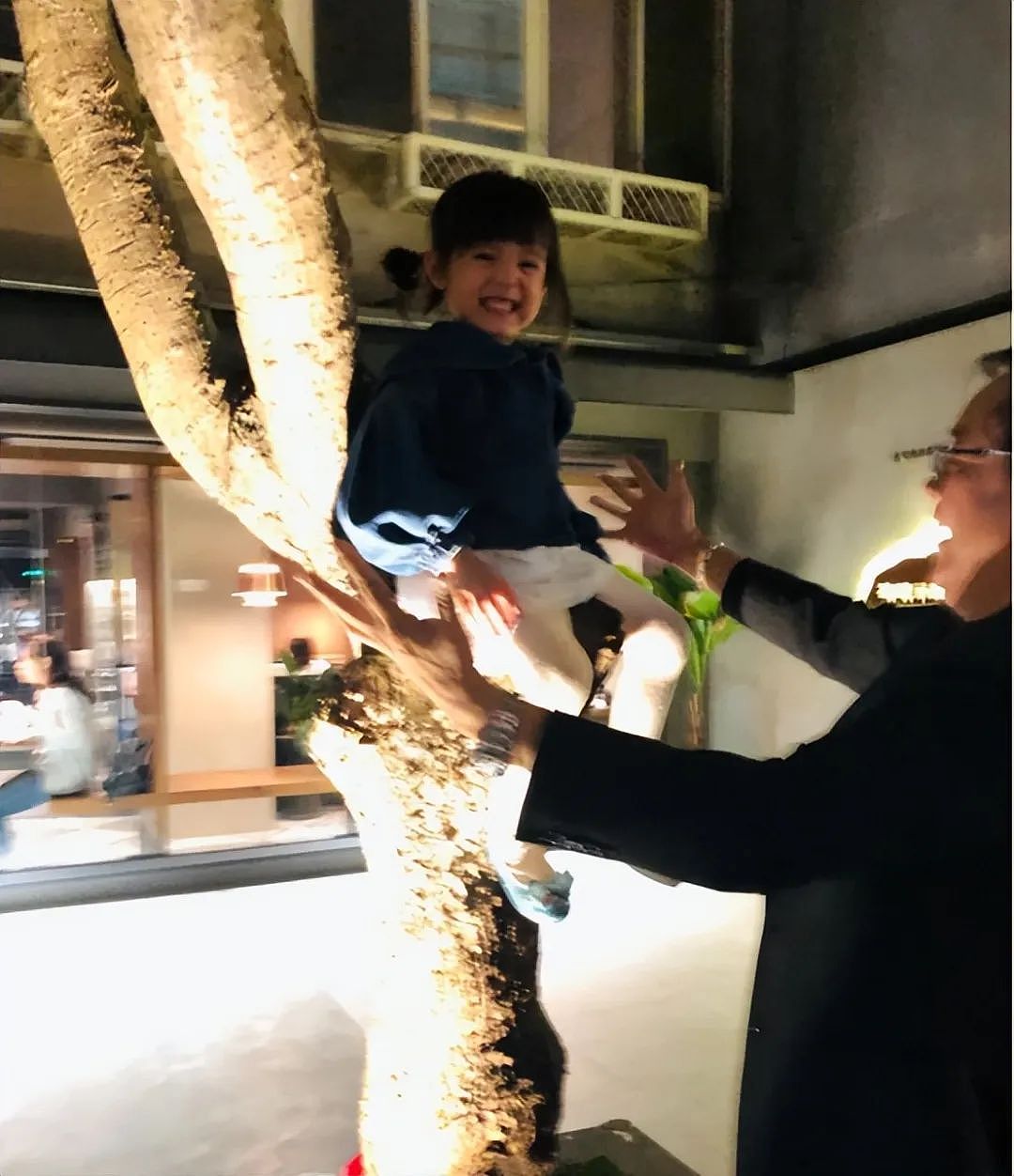 尔冬升父亲节公开9岁女儿近照，却引发网友热议：生育的成本，男女大不相同...（组图） - 1