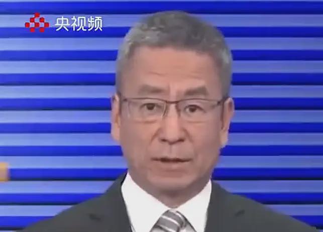 56岁白岩松踢球时不慎滑倒，躺在地上久久不起（视频/组图） - 2
