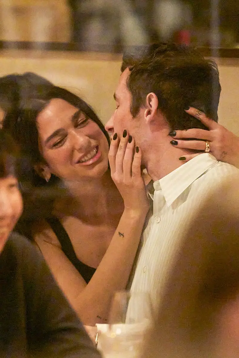 英国流行天后订婚！与热辣男神高甜恋爱2年画风堪比偶像剧，网友：互相都吃得好啊（组图） - 28