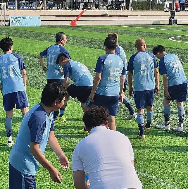 56岁白岩松踢球时不慎滑倒，躺在地上久久不起（视频/组图） - 3