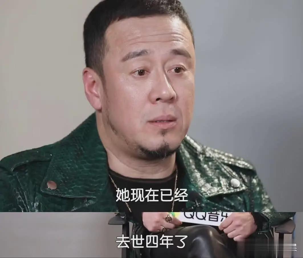 52岁杨坤恋情疑曝光，和大美女十指相扣回酒店，前女友已去世（组图） - 12