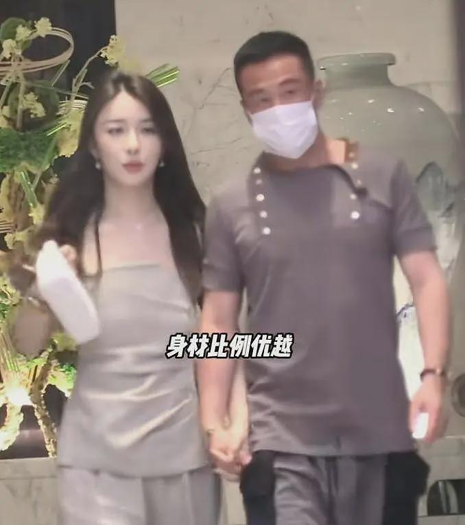 52岁杨坤恋情疑曝光，和大美女十指相扣回酒店，前女友已去世（组图） - 5
