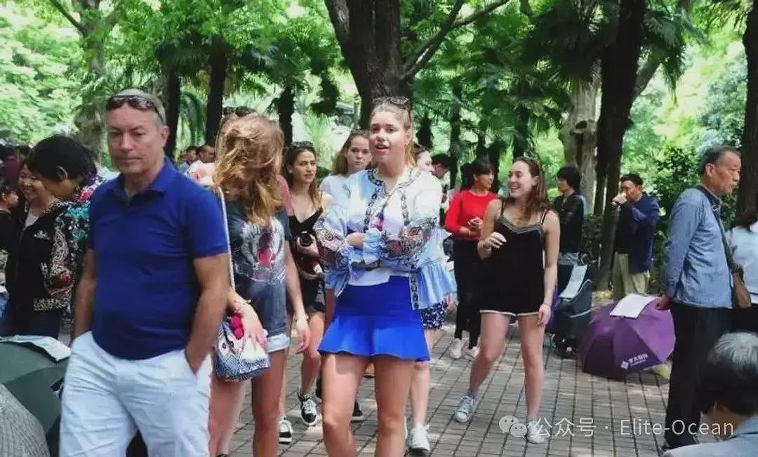 中国男孩成了香饽饽！大批洋妞涌入中国相亲角，“不收彩礼还会做饭”！大龄剩女怒了：滚出中国…（组图） - 5