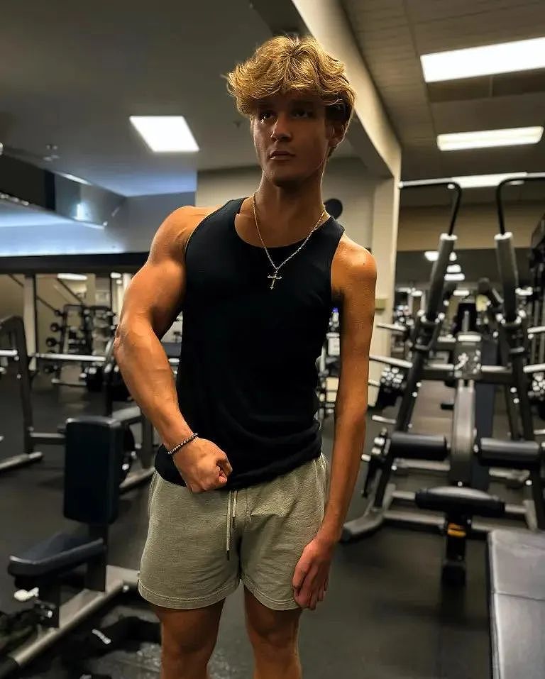 右臂绿巨人，左臂火柴人？他左手瘫痪后依旧猛练，这画风...简直杨过啊！（组图） - 6