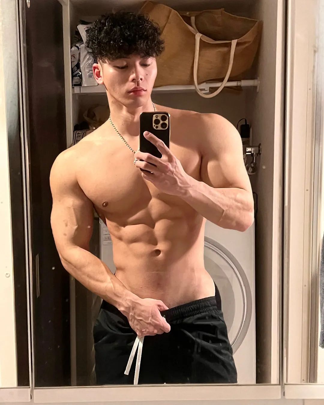 【帅哥】23岁日本健身网红，黝黑肩膀胸肌，这大胸肌泡水时能撩到人心里（组图） - 3