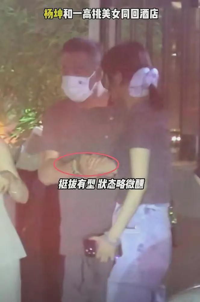 52岁杨坤恋情疑曝光，和大美女十指相扣回酒店，前女友已去世（组图） - 6