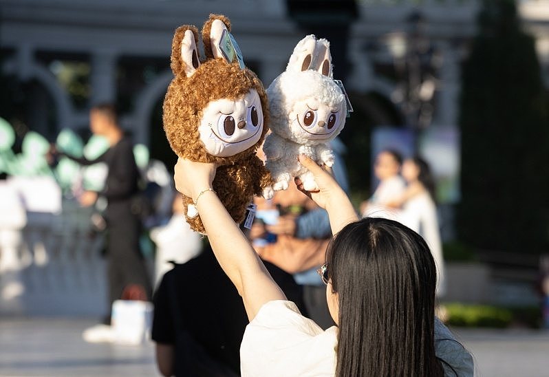 搞怪、叛逆、怪得可爱！Labubu真成顶流了，这个丑东西到底在红什么？（组图） - 3