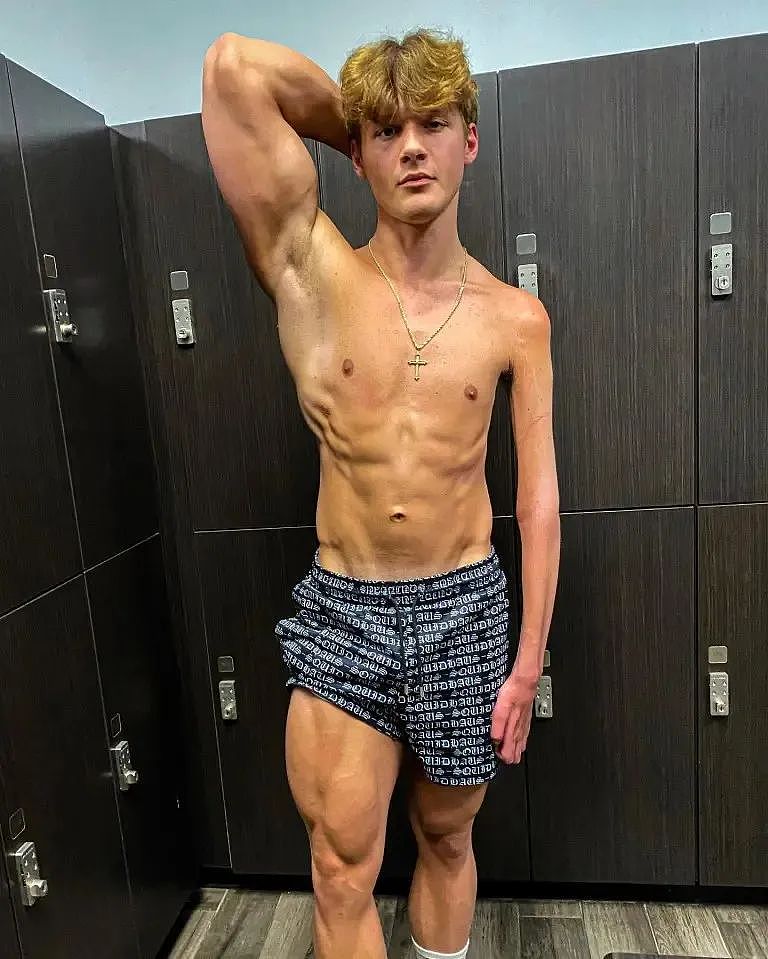 右臂绿巨人，左臂火柴人？他左手瘫痪后依旧猛练，这画风...简直杨过啊！（组图） - 2