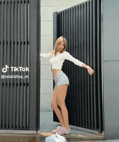 Lisa“拍臀炫富”炸翻全网，LV市场部坐不住了（组图） - 2
