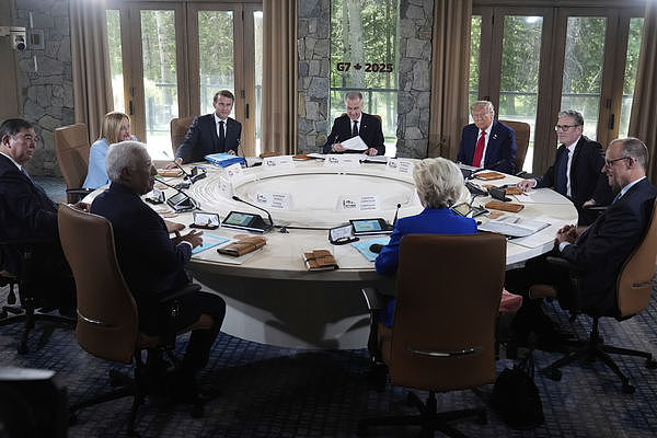 G7漏网画面！马克龙凑近讲悄悄话，意义总理一听“大翻白眼”（视频/图） - 1