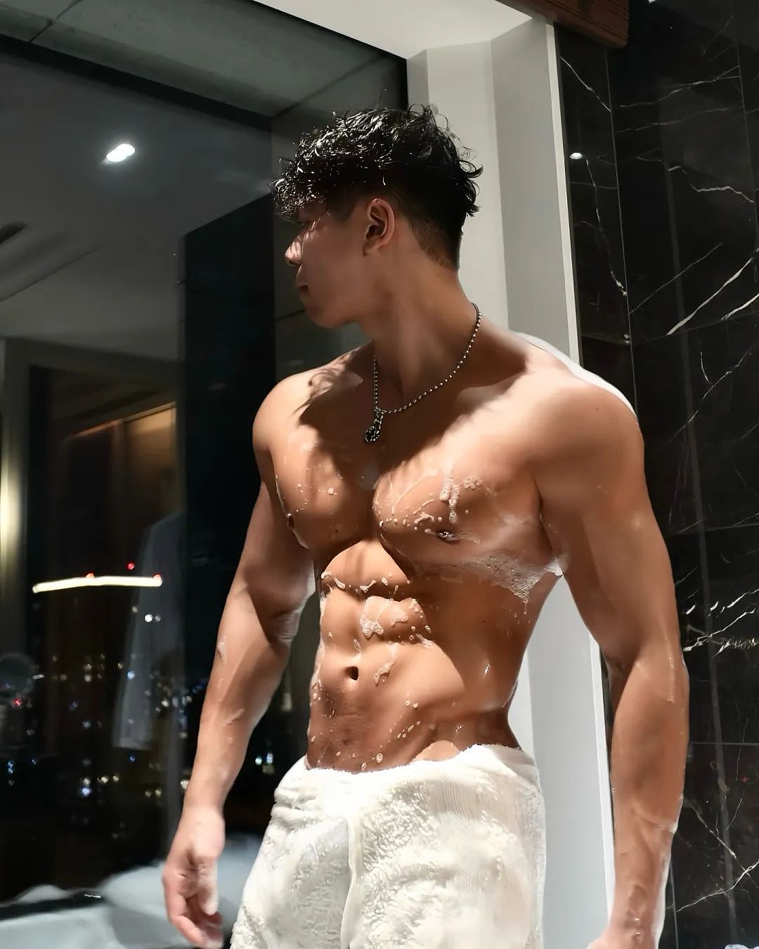 【帅哥】23岁日本健身网红，黝黑肩膀胸肌，这大胸肌泡水时能撩到人心里（组图） - 8
