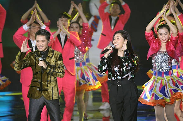 凤凰传奇玲花在演唱会上深鞠躬道歉,无一人退票,曾毅偷偷抹眼泪(组图) - 9