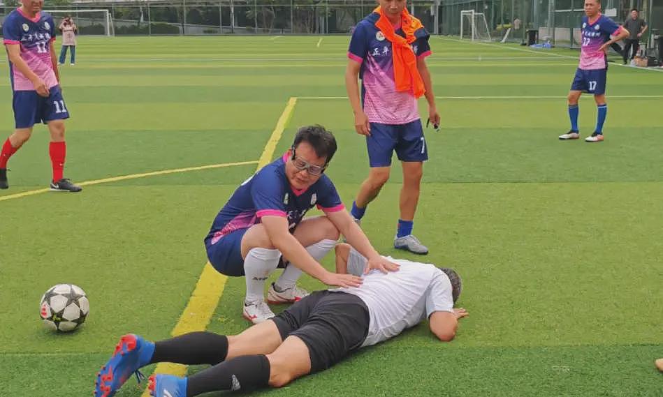 56岁白岩松踢球时不慎滑倒，躺在地上久久不起（视频/组图） - 1