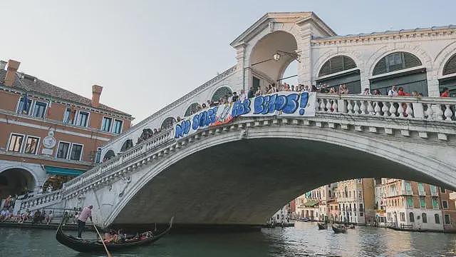 威尼斯人组织破坏活动抗议贝佐斯世纪婚礼，象征着外来者的剥削（组图） - 1