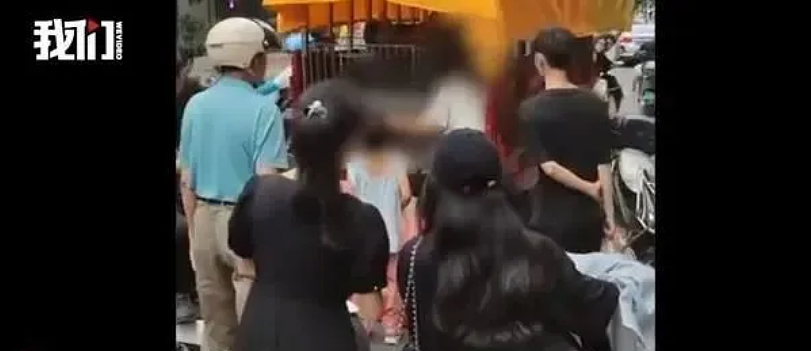 赤裸幼童当街被关三轮车铁笼？群众拦停报警！当地最新通报，真相令人意外（视频/组图） - 2