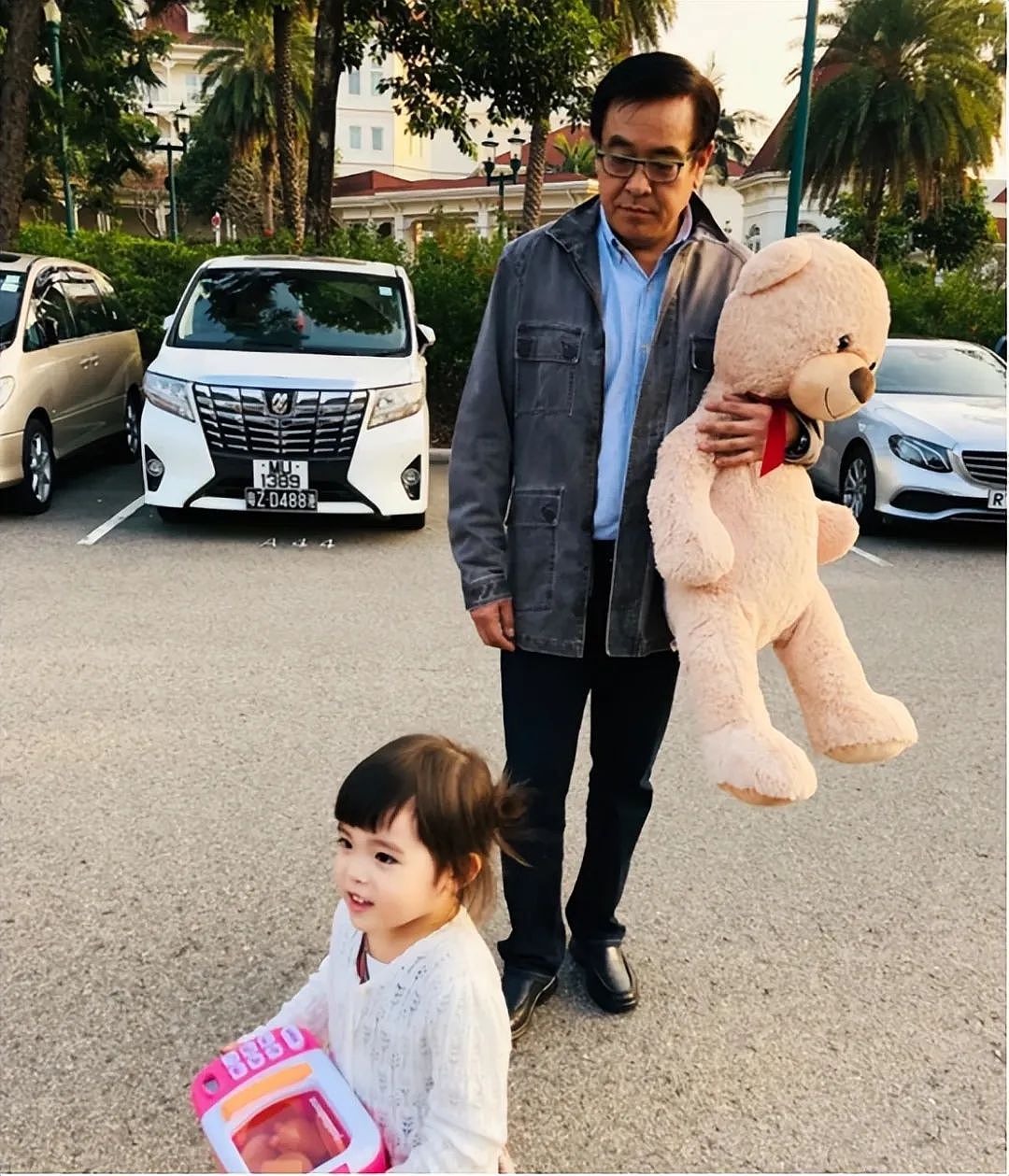 尔冬升父亲节公开9岁女儿近照，却引发网友热议：生育的成本，男女大不相同...（组图） - 2