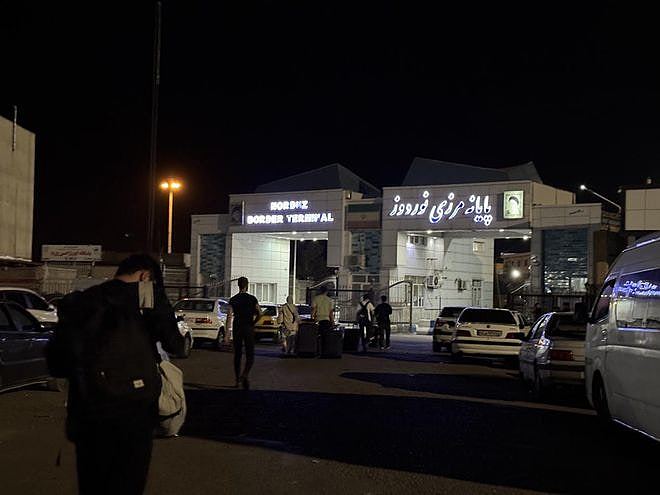 以色列袭伊朗,留学生急逃离德黑兰:警察打趣一车疲惫的“中国人”(组图) - 5