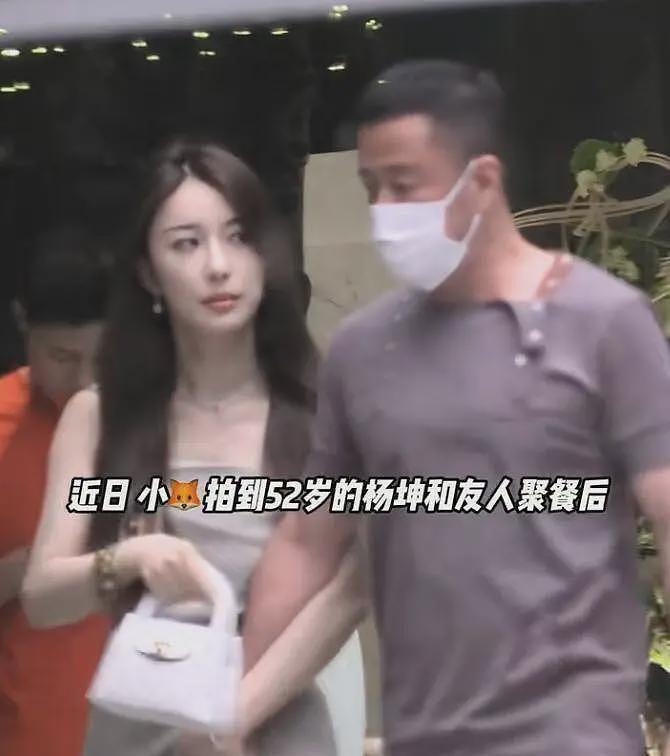 52岁杨坤恋情疑曝光，和大美女十指相扣回酒店，前女友已去世（组图） - 2