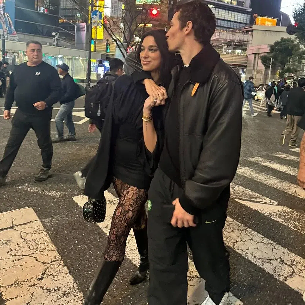 英国流行天后订婚！与热辣男神高甜恋爱2年画风堪比偶像剧，网友：互相都吃得好啊（组图） - 19