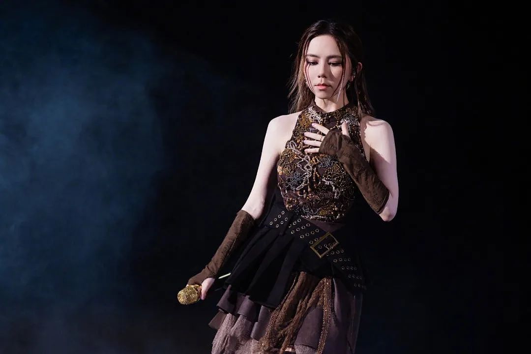 邓紫棋被要求48小时内删除《泡沫》《光年之外》等歌曲！本人回应：无奈笑了，不会下架（组图） - 3