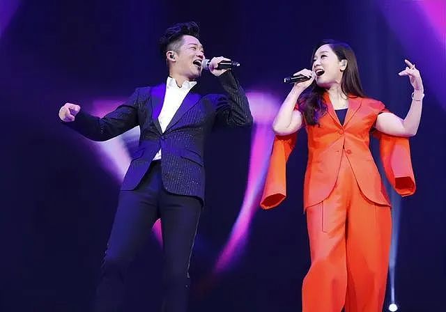 凤凰传奇玲花在演唱会上深鞠躬道歉,无一人退票,曾毅偷偷抹眼泪(组图) - 1