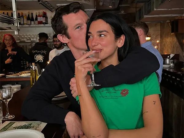 英国流行天后订婚！与热辣男神高甜恋爱2年画风堪比偶像剧，网友：互相都吃得好啊（组图） - 31