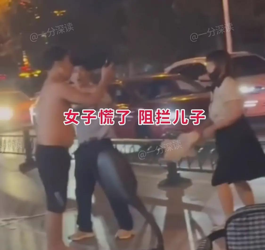 曝女子出轨被儿子抓包，打电话给老爸邀功：女子瘫坐在地（组图） - 2