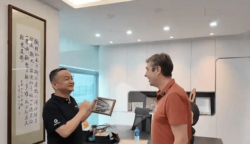 胡润交换礼物以王宁亲签绝版Labubu换小马智行CEO百万名车(组图) - 8