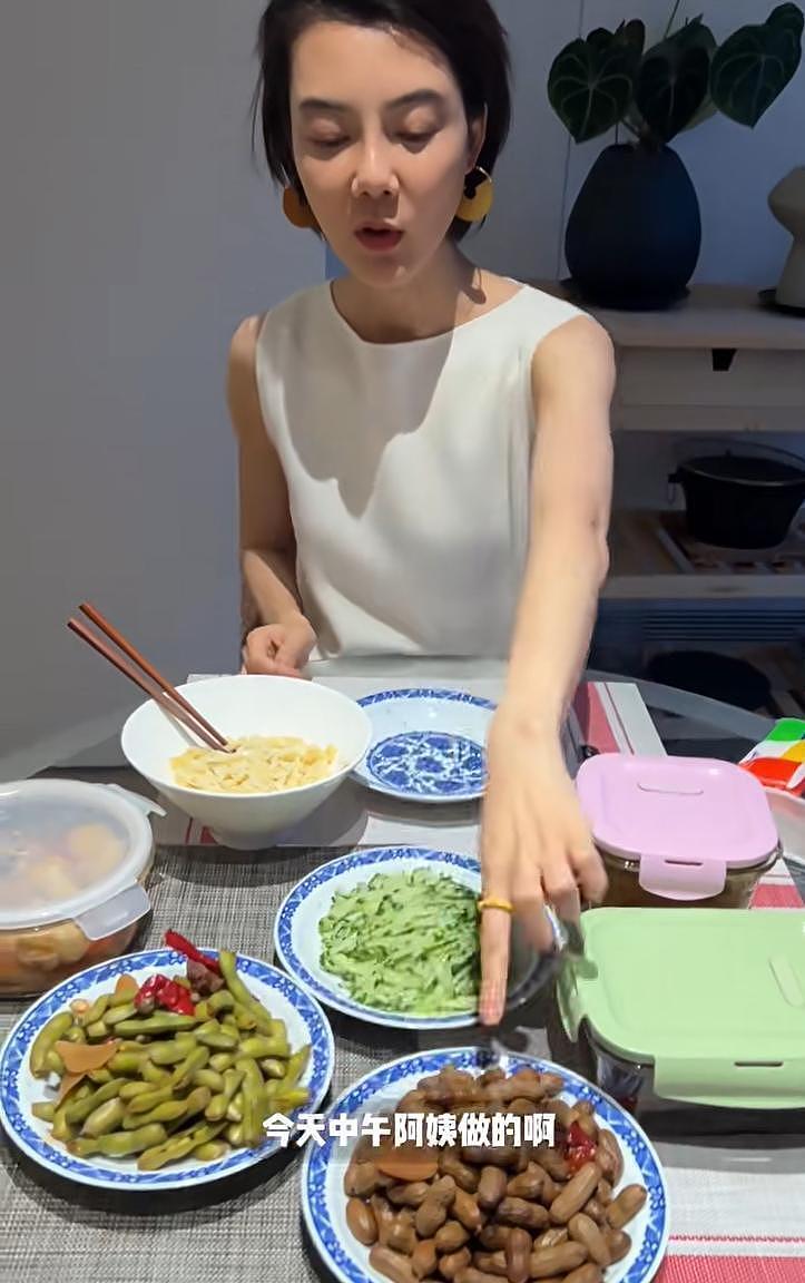 43岁车晓在别墅庆生，发际线后退秃了一大片，用剩菜剩饭招待朋友（组图） - 7