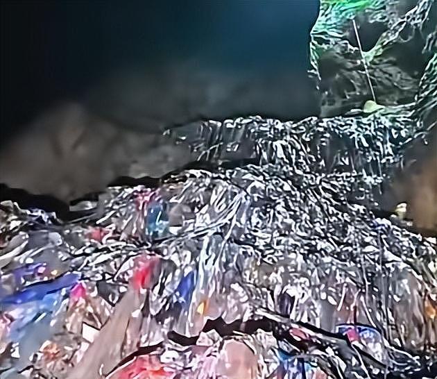 继张家界后湖南又有溶洞被拍到垃圾堆积如山，拍摄者：目测有15米高（组图） - 5