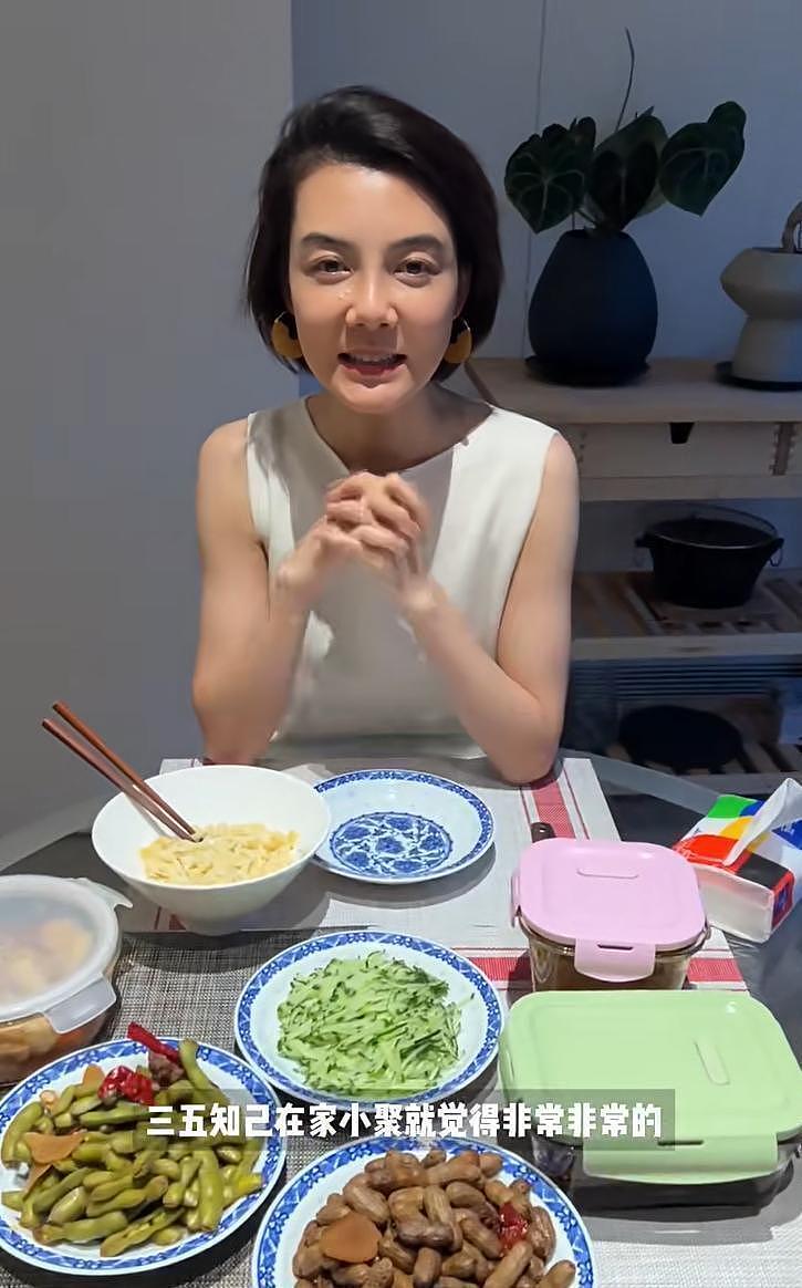 43岁车晓在别墅庆生，发际线后退秃了一大片，用剩菜剩饭招待朋友（组图） - 1