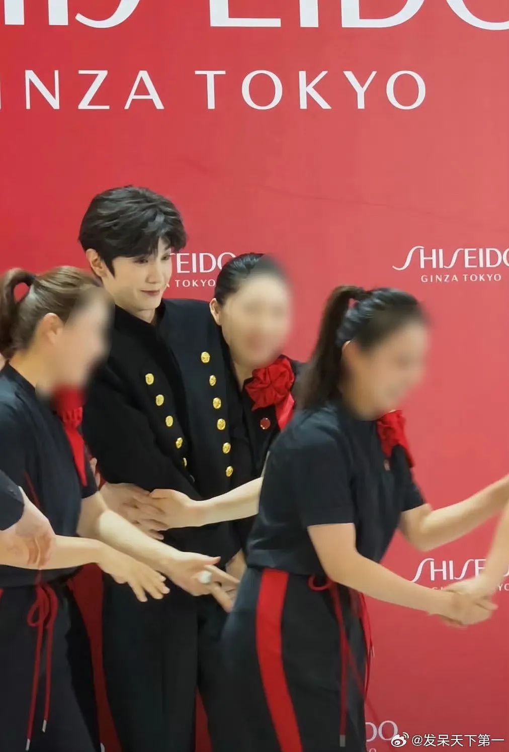 演员陈哲远参加活动时突然被柜姐抱住,柜姐事后道歉(组图) - 3