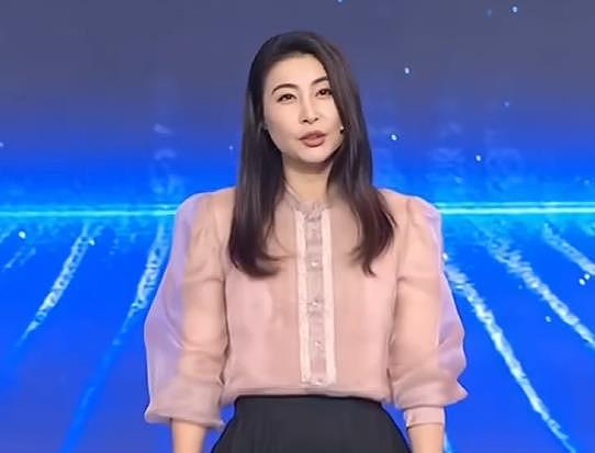 郭晶晶穿60元小白鞋逛街，便宜穿出贵气范，很像邻家大姐姐（组图） - 6