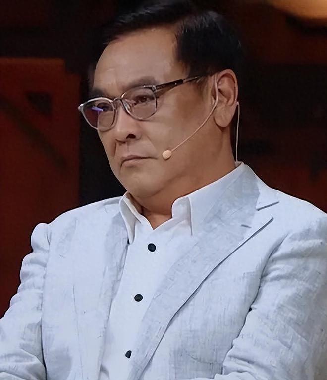 尔冬升一家三口亲密合照被吐槽！放弃丁克抛弃前妻，网友：渣男（组图） - 1
