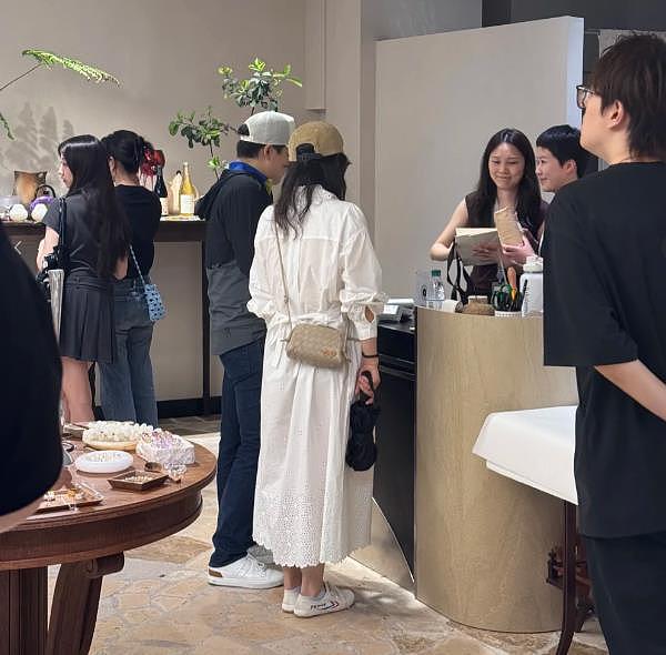 郭晶晶穿60元小白鞋逛街，便宜穿出贵气范，很像邻家大姐姐（组图） - 4