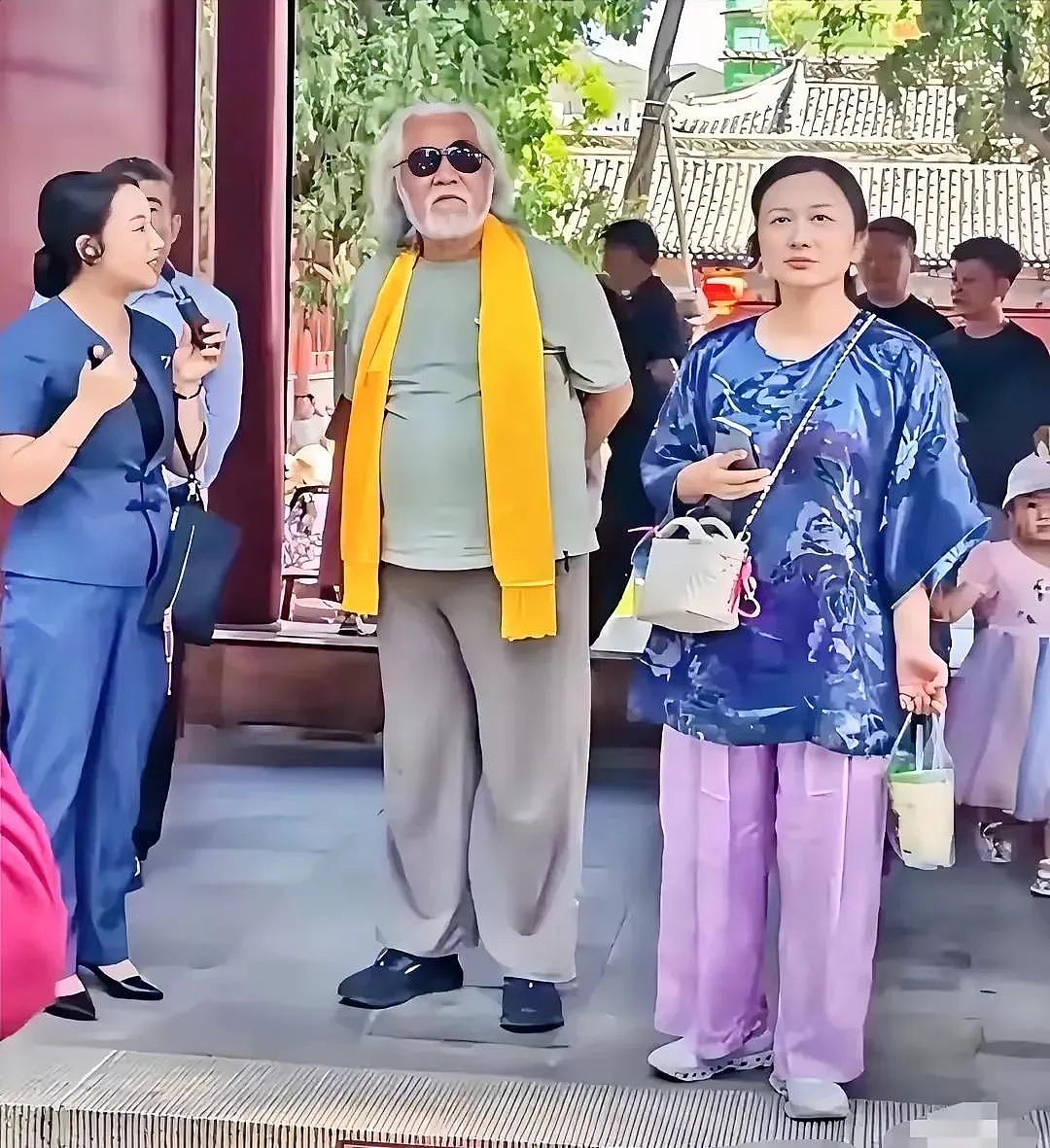 张纪中夫妇到甘肃旅游，杜星霖身材走样，生图与精修图差距大（组图） - 3