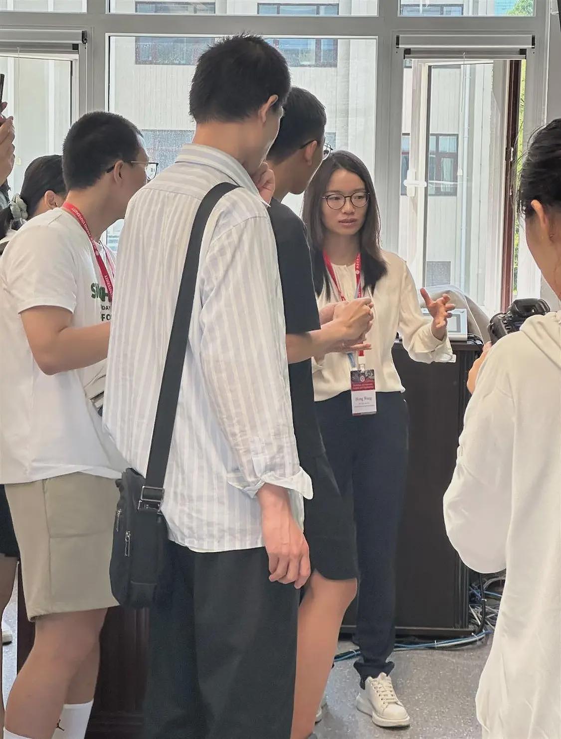 韦东奕开通社交账号后再露面,坐第一排听讲座(组图) - 1