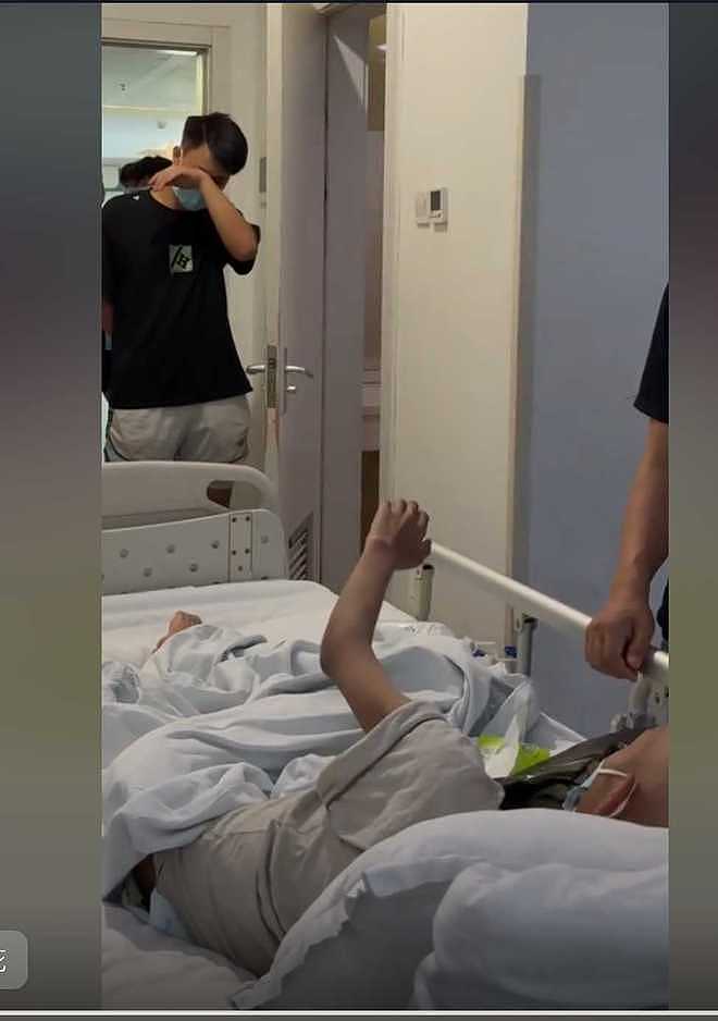 “同学们病房外举牌探望”的17岁白血病男生离世,妈妈:老师同学都来送他最后一程(组图) - 2