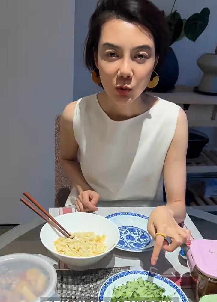 43岁车晓在别墅庆生，发际线后退秃了一大片，用剩菜剩饭招待朋友（组图） - 6