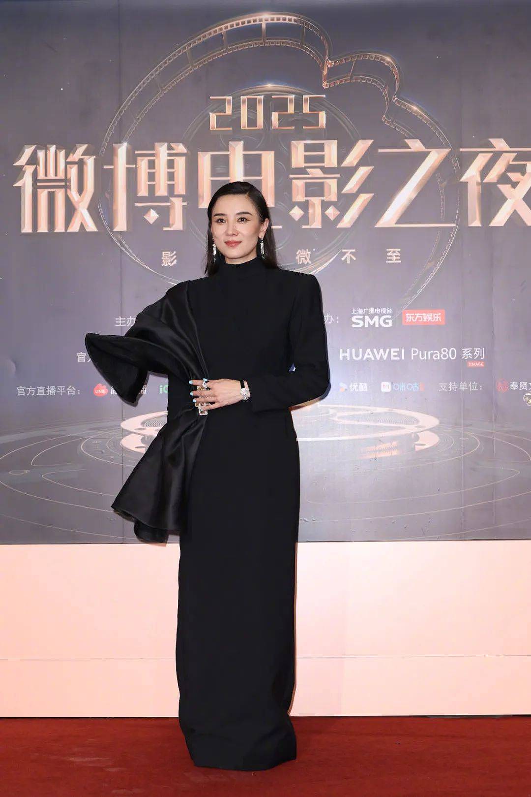 【时尚】当TA们穿上相同元素的礼服，谁赢了（组图） - 8